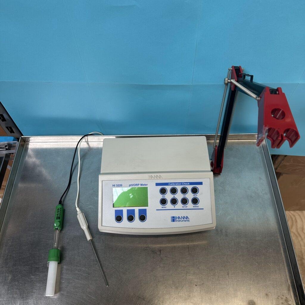 Hanna Instruments HI 3220 benchtop pH and ORP meter